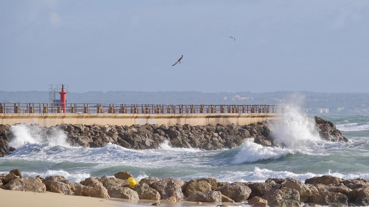 Fuerte oleaje con el faro del Portixtol al fondo.
