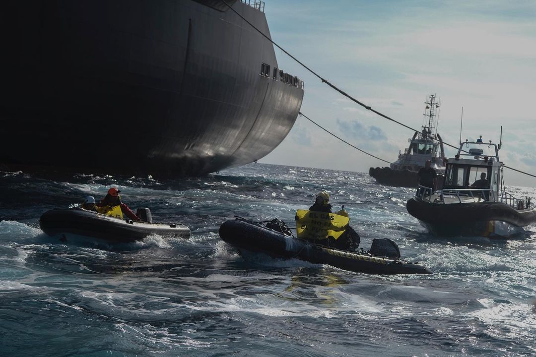 Greenpeace bloquea el acceso al muelle de gas de Sagunt