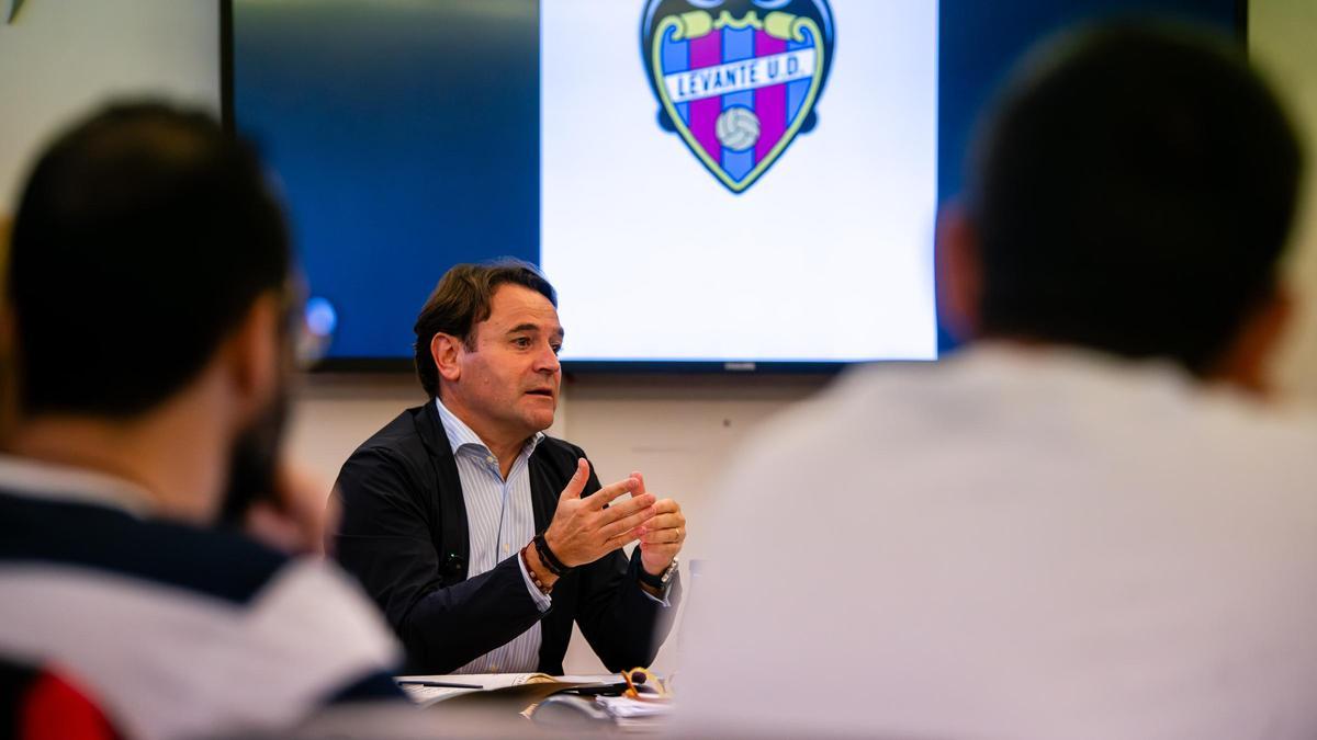 Danvila, durante su encuentro con los medios.