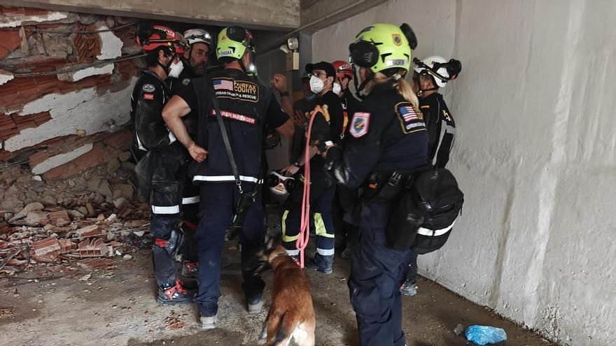 Perros, drones y cámaras térmicas: así busca supervivientes en Venezuela la élite de emergencias de Madrid