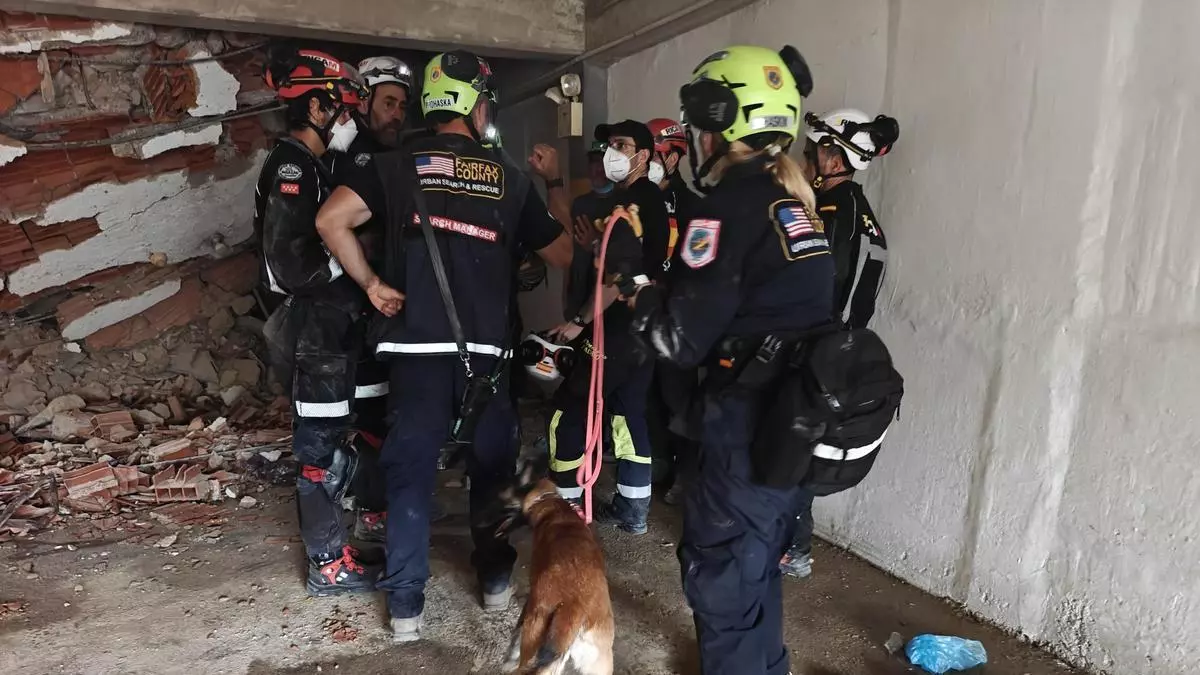 Perros, drones y cámaras térmicas: así busca supervivientes en Venezuela la élite de emergencias de Madrid