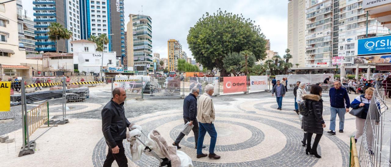 Algunos transeúntes pasean por la parte que ya está abierta de esta céntrica plaza cerca de la zona comercial.