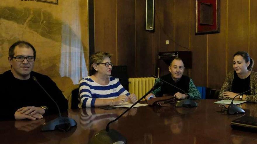 Representantes vecinales y Delia Campomanes, a la derecha, en el encuentro con responsables del tanatorio, ayer, en el Ayuntamiento.