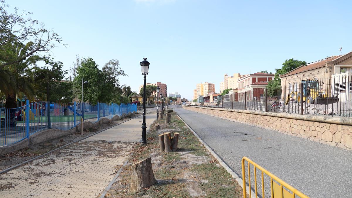 Restos de árboles junto al parque pediatra Diego Pallarés Cachá.