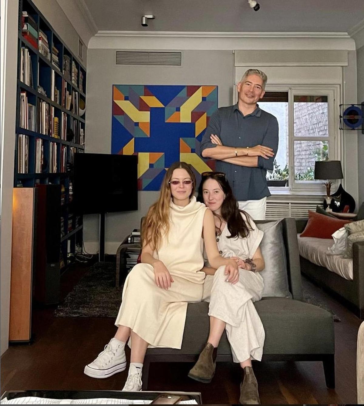 Boris Izaguirre junto a sus hermanas en una reunión familiar
