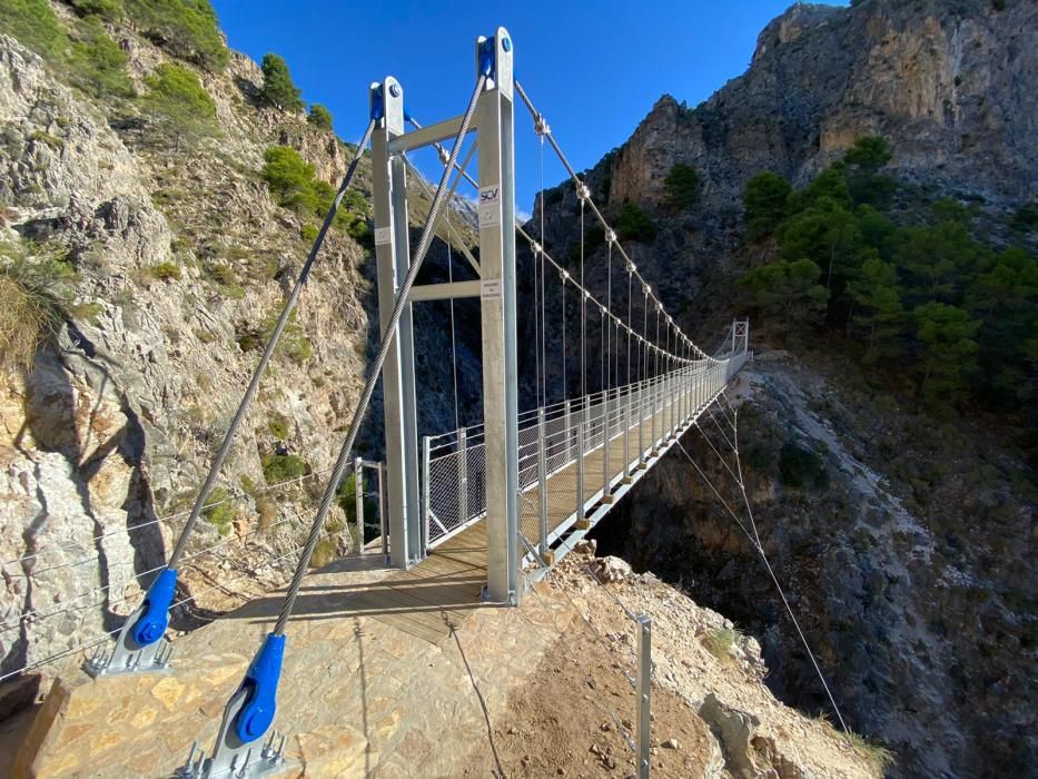 Inauguran el puente colgante de El Saltillo, en la Axarquía