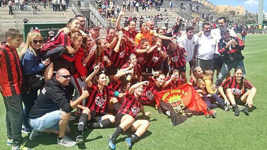 La plantilla del Unión Viera femenino celebra su éxito al final del partido después de una gran temporada.