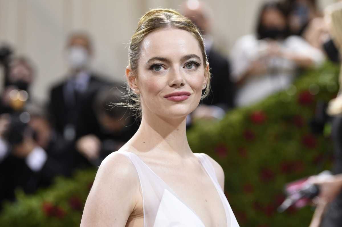 El maquillaje de efecto buena cara de Emma Stone para la Gala Met 2022