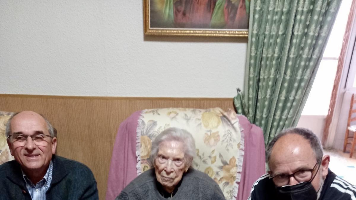 Emilia Ferri, en el centro de la imagen, cumple 107 años en Montaverner.