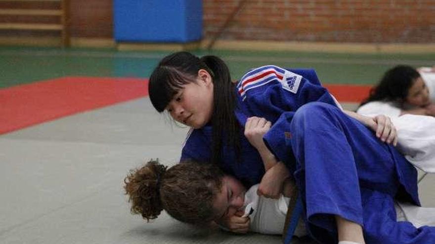 La judoka zamorana con su profesor Ángel García y sus compañeros de entrenamientos.