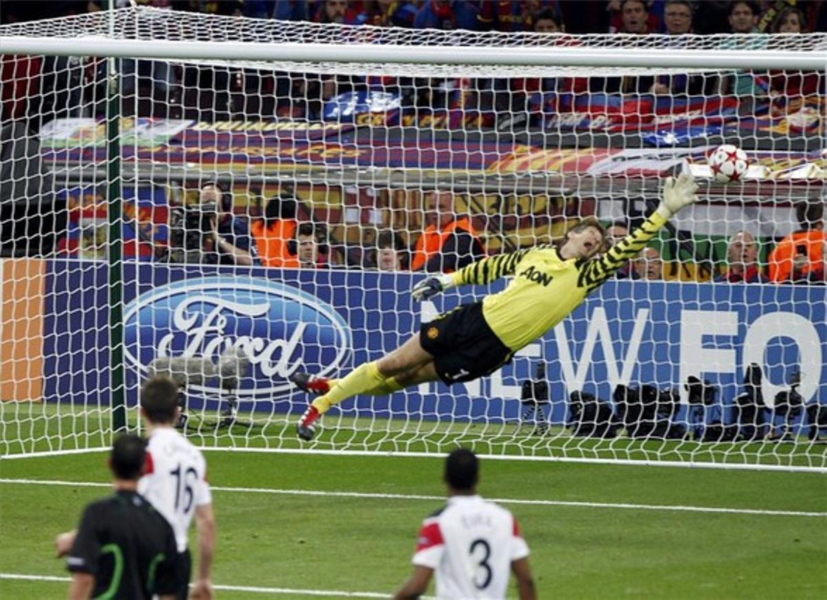 El porter del Manchester U., Van der Sar, intenta aturar el xut de David Villa.