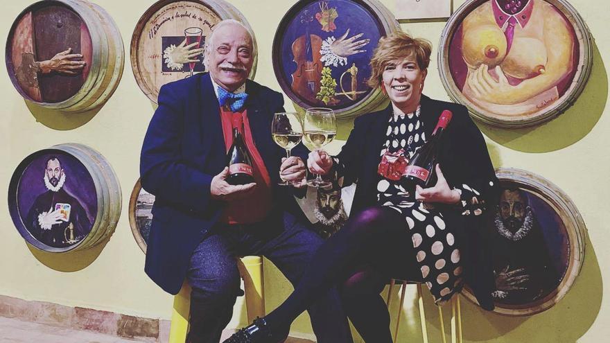 Juan Antonio y Beatriz Fernández, propietarios de Liberalia, brindan con el vino espumoso «Ariane». | CEDIDA