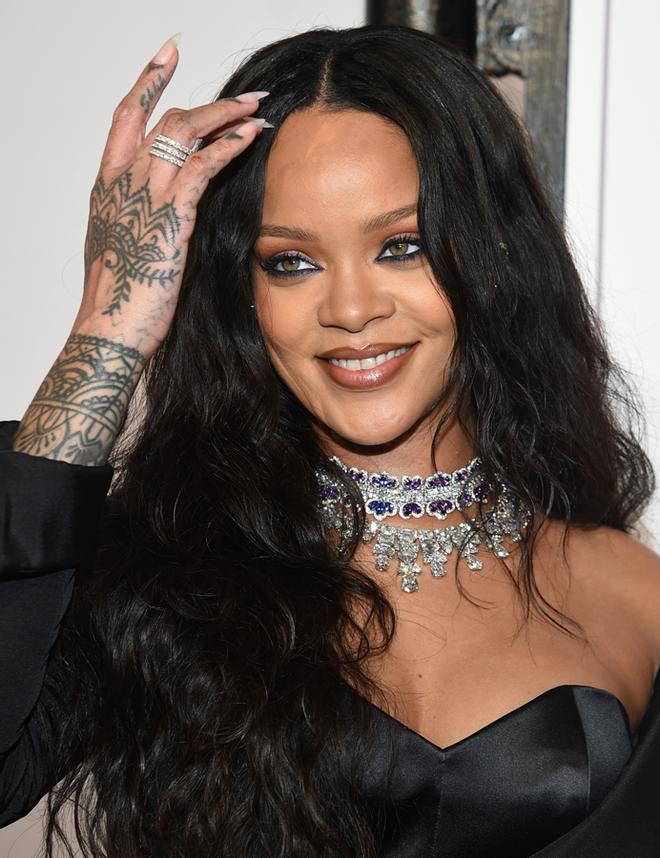 Rihanna con look en negro en el 'Diamond ball'