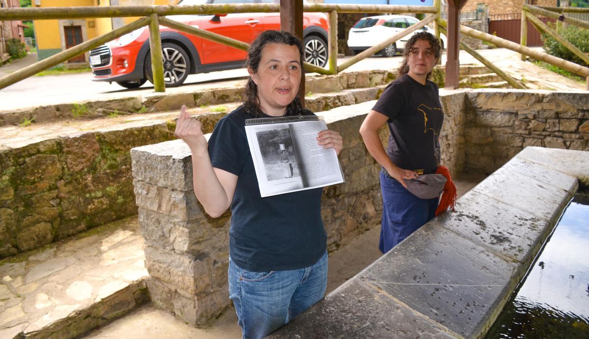 Por la izquierda Eva Martínez y Violeta Gomis, del Ecomuseo La Ponte, durante su intervención en el lavadero de Villanueva.