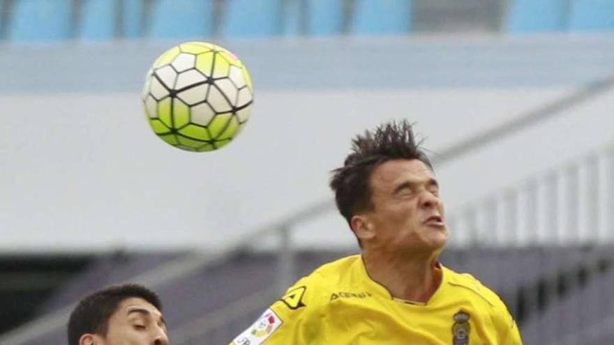 Tucu y Roque Mesa compiten por un balón. // R. Grobas