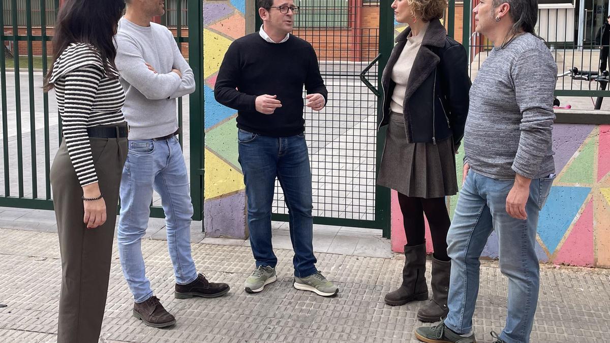 Els regidors de Compromís, Garcia, Sancho i Bou al IES Vicent Castell.