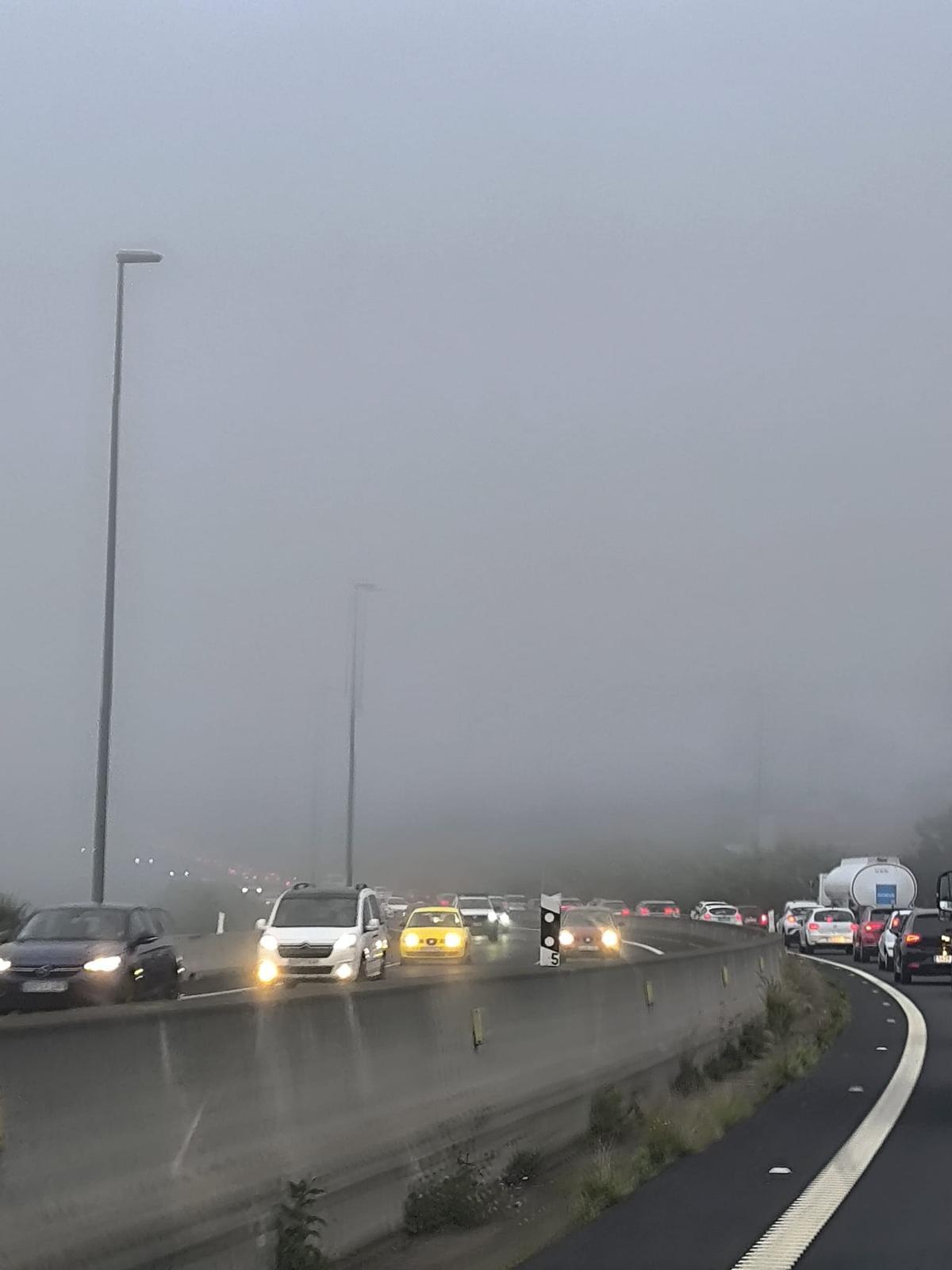 Niebla y colas esta mañana en la TF-5