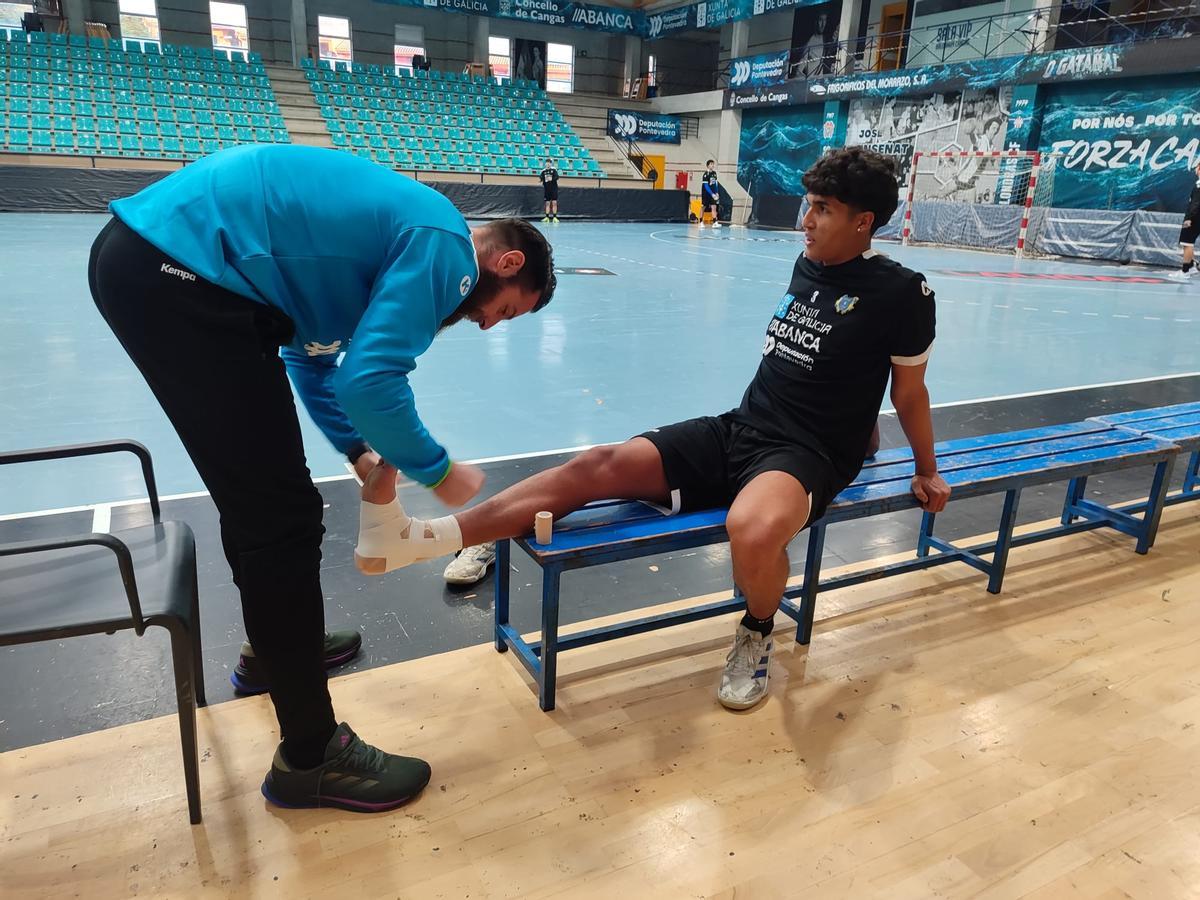 Juan del Arco venda uno de los tobillos de William Thompson en la sesión de ayer en O Gatañal.