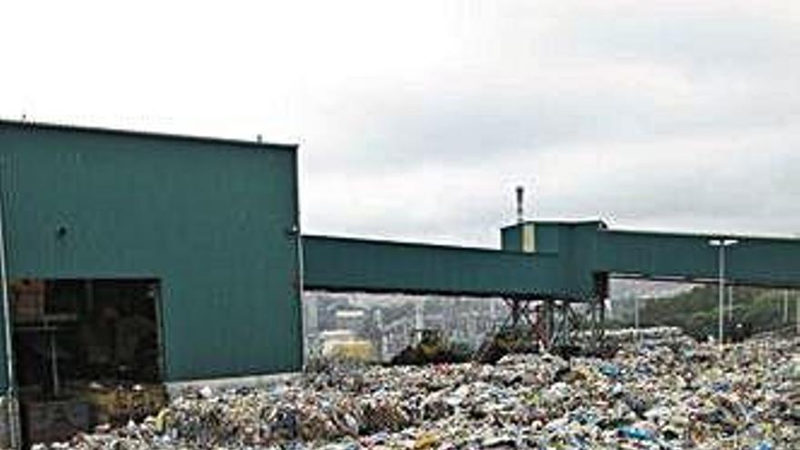 Basura apilada en las instalaciones de Nostián.