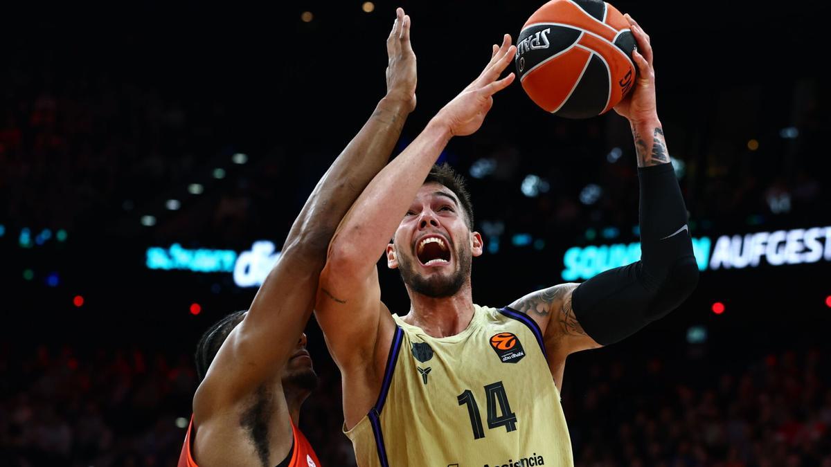 Willy Hernangómez trata de encestar defendido por McCormack, este miércoles en Múnich.