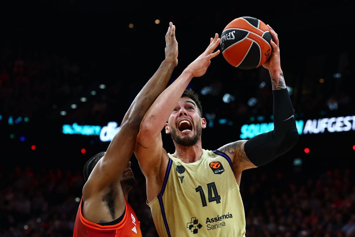 Willy Hernangómez trata de encestar defendido por McCormack, este miércoles en Múnich.