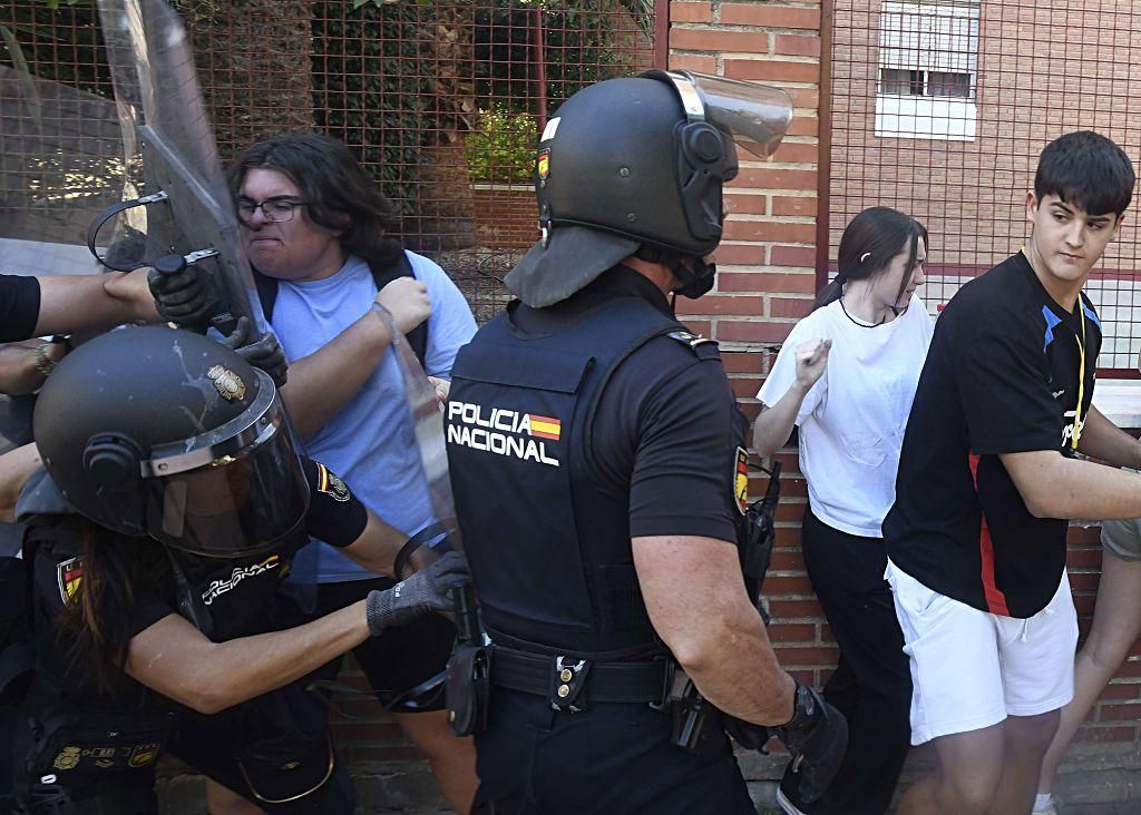 Todas las imágenes de la protesta por la Ebau y las cargas policiales junto a la Consejería de Educación