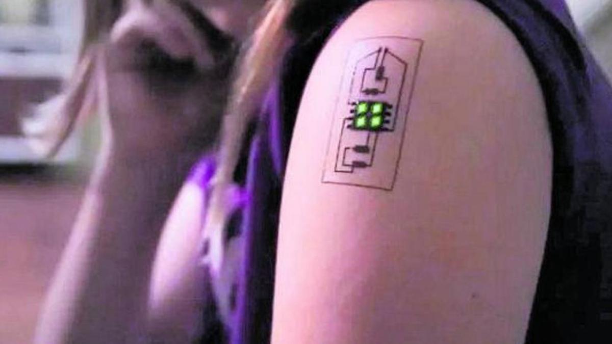 Tatuaje electrónico creado por la empresa Chaotic Moon.