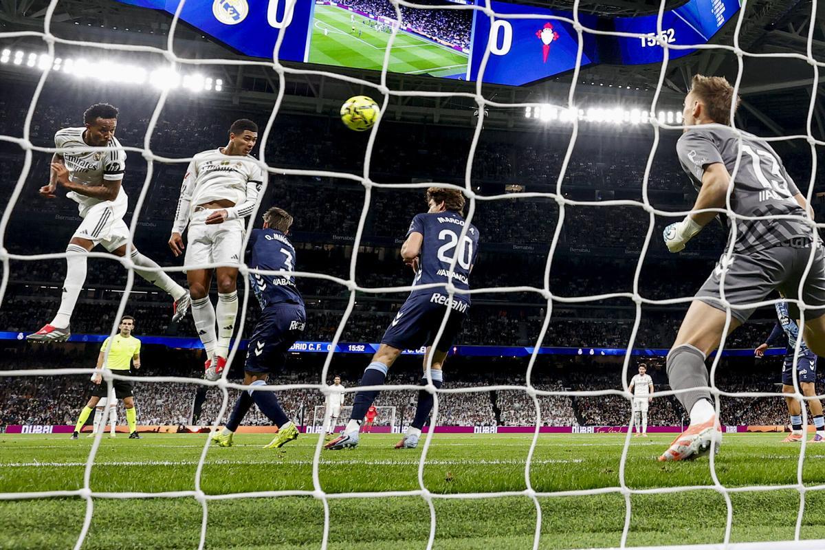 MADRID, 07/12/2025.- Los jugadores del Real Madrid Éder Militao (i) y Jude Bellingham (2-i) saltan a por un balón ante Óscar Mingueza (c), Marcos Alonso (2-d) y el portero Ionut Radu, del Celta, durante el partido de LaLiga de fútbol que Real Madrid y Celta de Vigo disputan este domingo en el estadio Santiago Bernabéu. EFE/Chema Moya