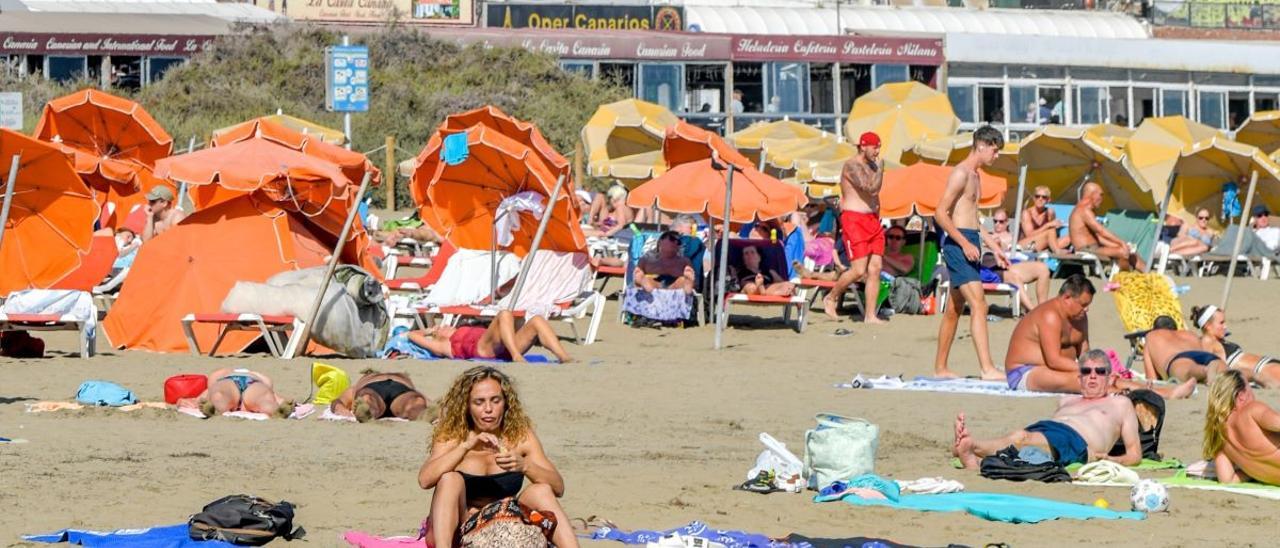 Turistas disfrutan del sol en Gran Canaria