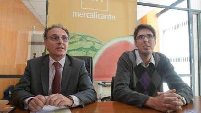 El director de Mercalicante y el creador de la página web, ayer.