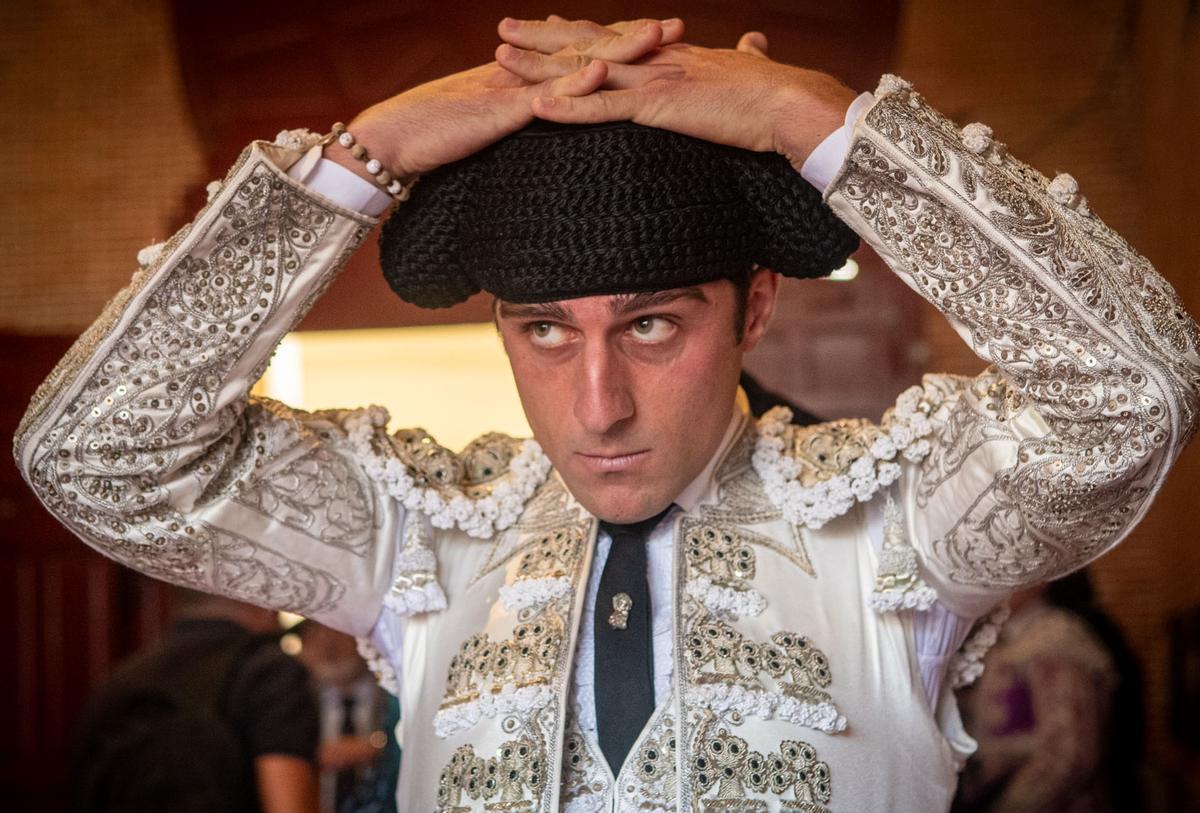 Jordi Pérez, apodado 'El Niño de las Monjas', se cala la montera antes de hacer el paseíllo en Las Ventas