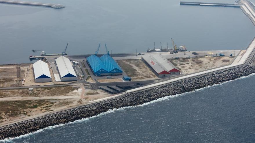 Vista aérea de las naves de empresas operadoras en Punta Langosteira.