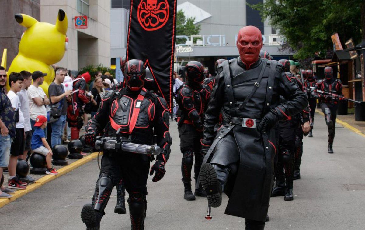 «Darth Vader» saluda a uno de sus pequeños fans, que le choca los cinco con gran alegría e ilusión mientras disfrutaba del último desfile que cerró la Comic Con. | JUAN PLAZA
