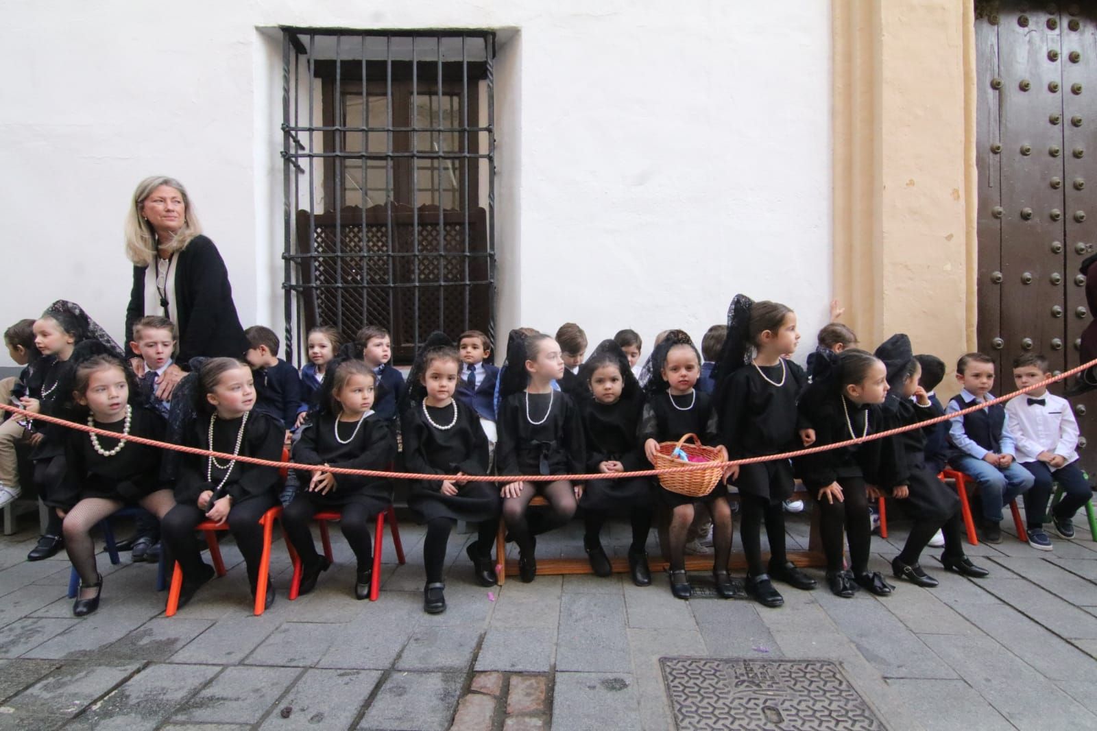 Pequeños del colegio de la Inmaculada durante su procesión.