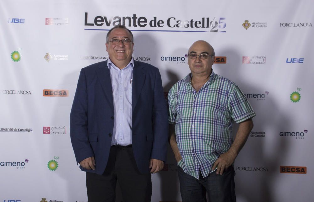 El presidente de la Junta de Editores de Prensa, Ismael Bonet, junto a Isidoro Pizarro, quiosquero del Grau de Castelló.