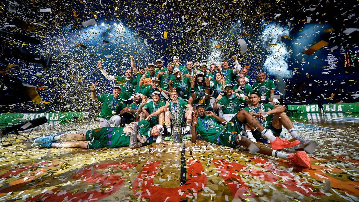 La plantilla del Unicaja celebra un nuevo título de la BCL, tras vencer al Galatasaray (67-83) en la final de Atenas