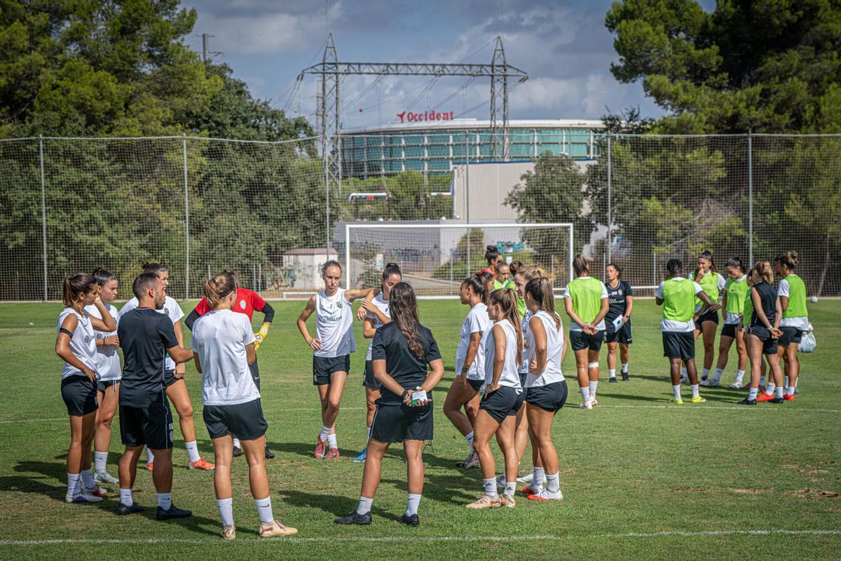 Marc Ballester, entrenador del Badalona Women, durante el entrenamiento del equipo en el CAR de Sant Cugat, previo al partido de este fin de semana contra el Athletic Club. A 27 de agosto de 2026. Deportes. AUTOR: MANU MITRU.