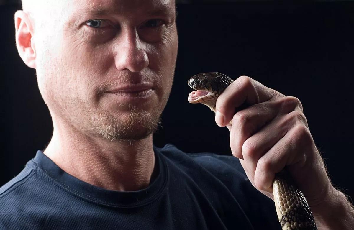 Tim Friede, junto a una serpiente