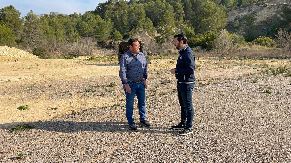 Falomir y Porcar, en el solar de Araia donde irá un parque infantil, entre otros.