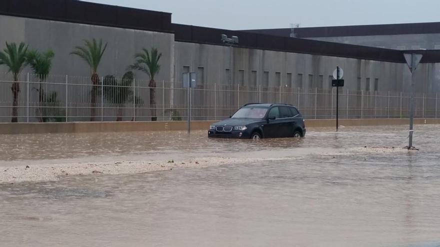 Un coche atrapado en Alhama de Murcia