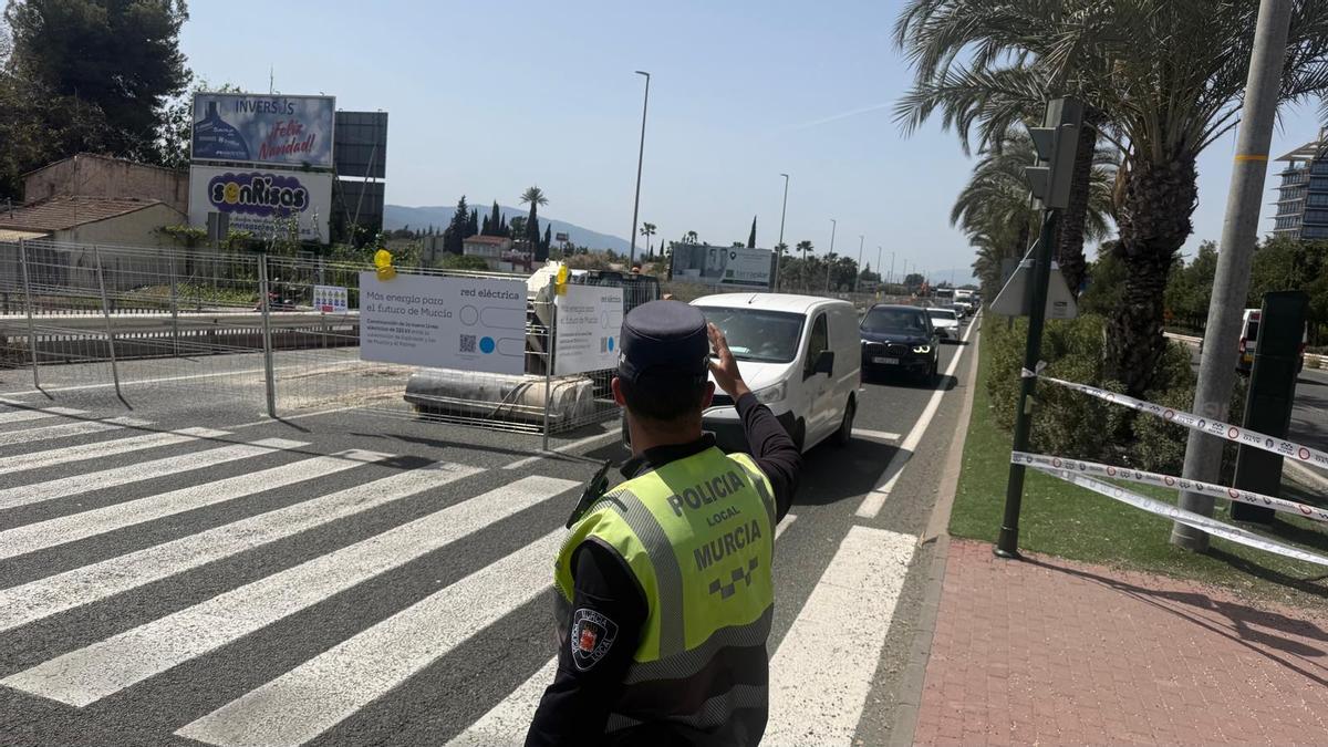 Un agente de Policía Local regula el tráfico.