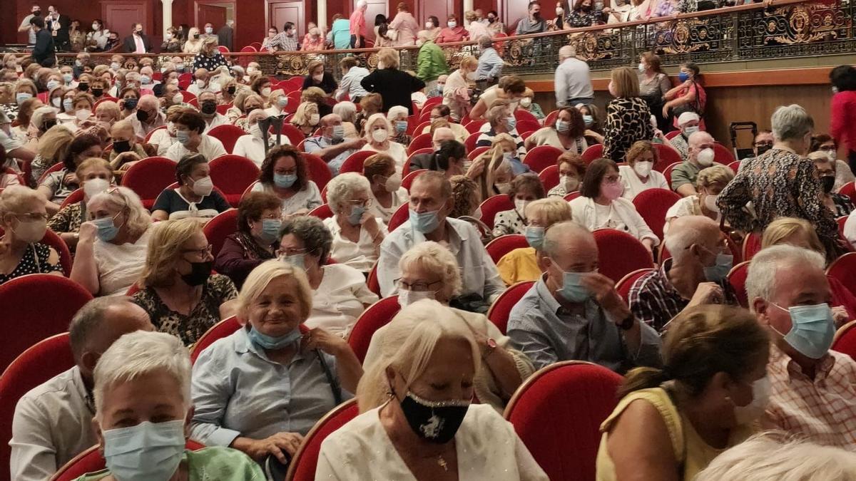 El Gran Teatro de Córdoba, lleno hasta arriba, para el espectáculo &#039;El baúl de la Piquer&#039;.