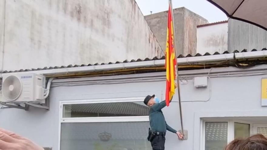 Izado de bandera en las instalaciones de la Guardia Civil de Vilanova de Arousa. |   // FDV