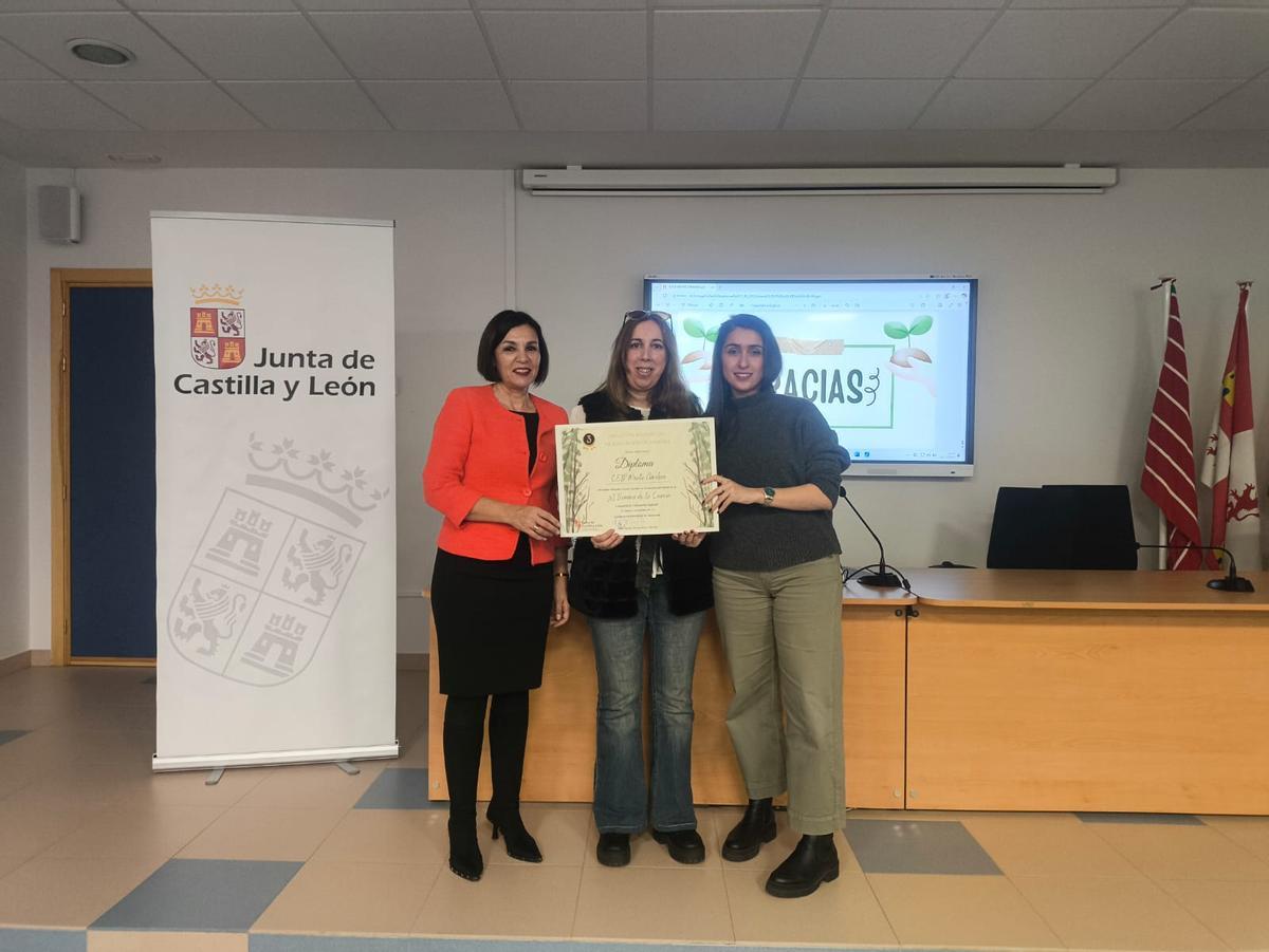 Dos profesoras reciben su premio de manos de María Teresa Pérez.