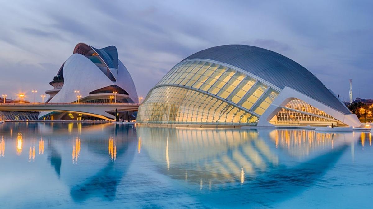 El Hemisfèric y el Palau de les Arts Reina Sofía de la Ciutat de les Arts i les Ciències de València.