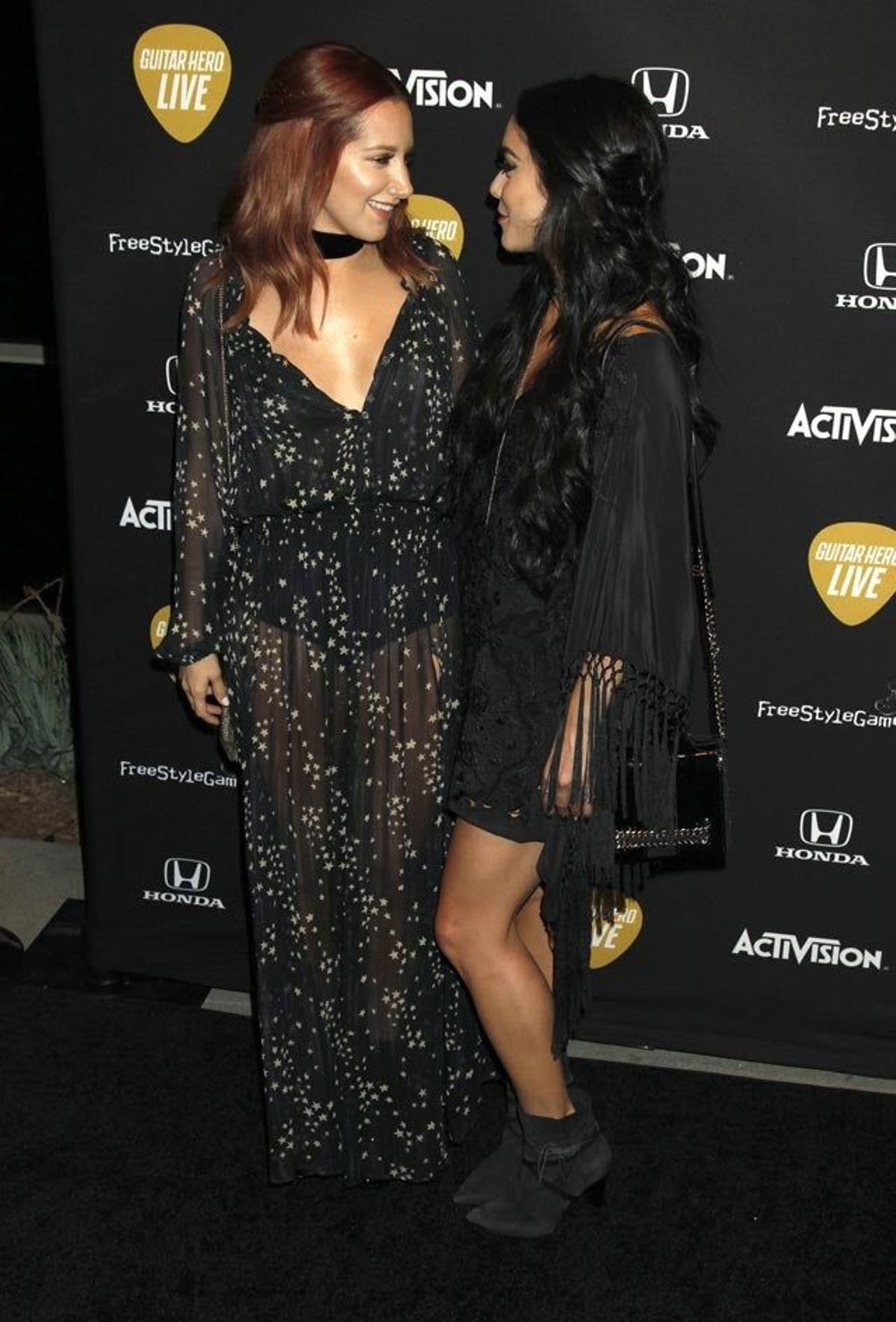 Ashley Tisdale y Vanessa Hudgens en la fiesta de lanzamiento de lo nuevo de 'Guitar Hero'