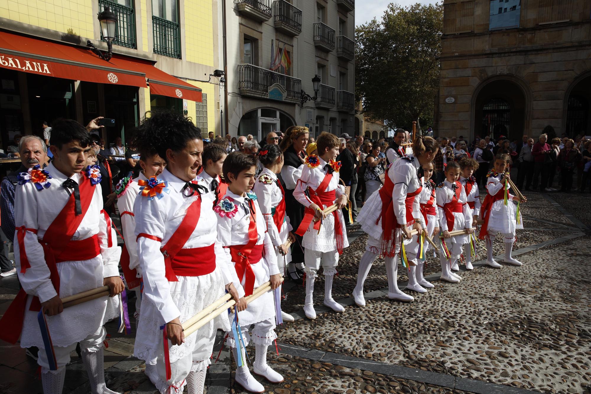 En imágenes: Gijón celebra el Día de León con bailes y el desfile de pendones