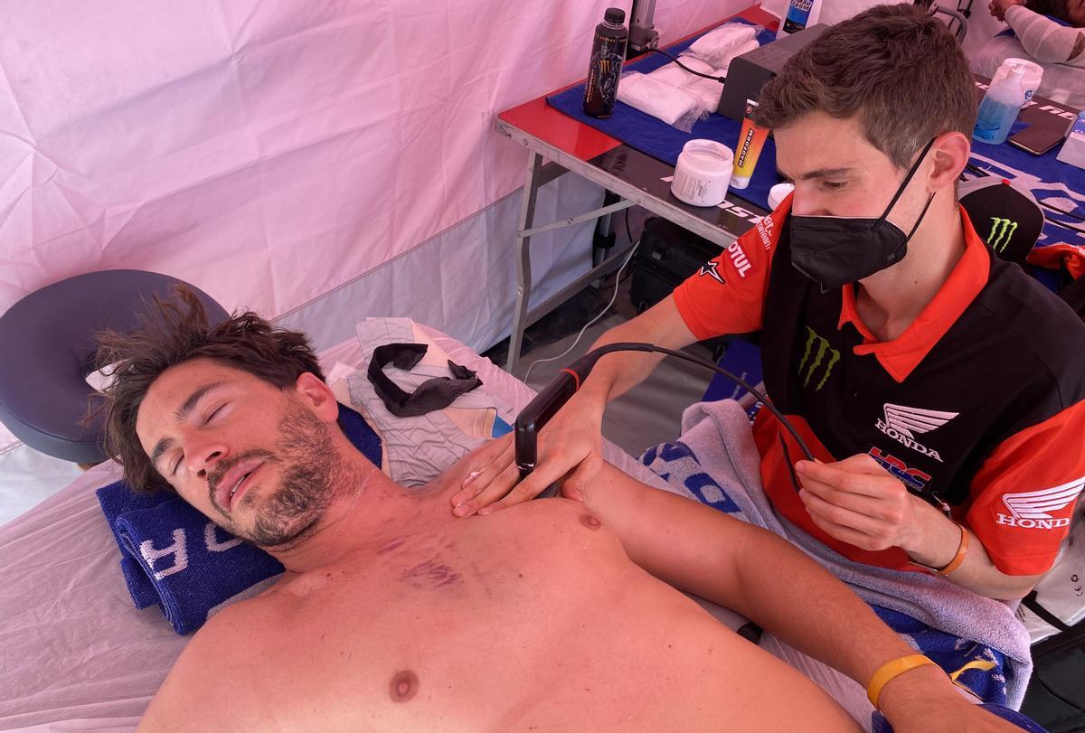 Joan Barreda (Honda), atendido por su fisio Miguel Ángel Domínguez, en el Dakar-2022.