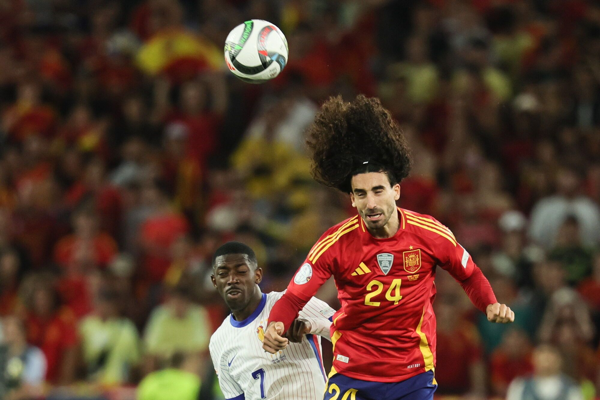 Stuttgart (Germany), 05/06/2025.- France's Ousmane Dembele (L) in action against Spain’s Marc Cucurella during the UEFA Nations League semi-final soccer match between Spain and France, in Stuttgart, Germany, 05 June 2025.  (Francia, Alemania, España) EFE/EPA/RONALD WITTEK