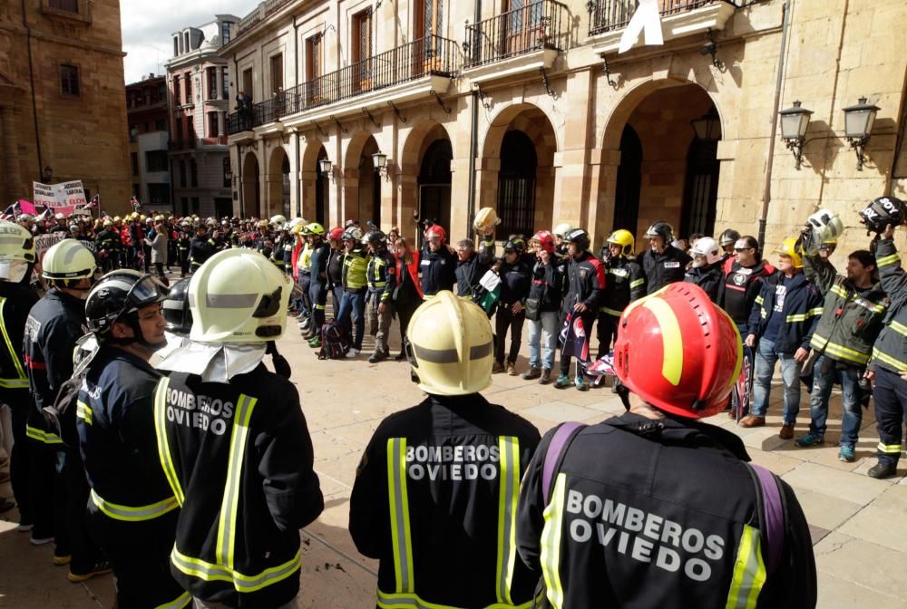 Manifestación de bomberos de toda España en Oviedo por Eloy Palacio